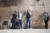 유대인들이 이스라엘 예루살렘의 통곡의 벽 앞에서 두 손을 댄 채 기도하고 있다. 
