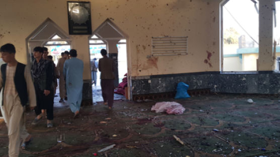 아프간 사원서 자폭테러, 100여명 사상…IS-K 배후 자처