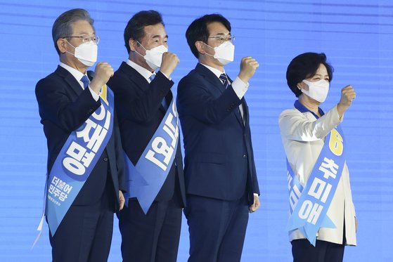 이재명, 이낙연, 박용진, 추미애(왼쪽부터) 민주당 대선 예비후보가 서울 합동연설회에서 파이팅을 외치고 있다. 임현동 기자