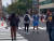 미국의 한 대학 캠퍼스 안으로 추정되는 횡단보도에서 넷플릭스 오리지널 '오징어 게임'에 등장하는 '무궁화 꽃이 피었습니다' 게임을 하는 모습이 담긴 동영상이 '틱톡'에 올라왔다. [영상 틱톡]