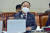 홍남기 경제부총리 겸 기획재정부 장관이 6일 서울 여의도 국회에서 열린 기획재정위원회의 기획재정부(조세정책)에 대한 국정감사에서 의원들의 질의에 답변하고 있다. 뉴스1