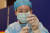 중국에서 한 의료진이 시노팜 코로나19 백신 접종을 준비하고 있다. AFP=연합뉴스