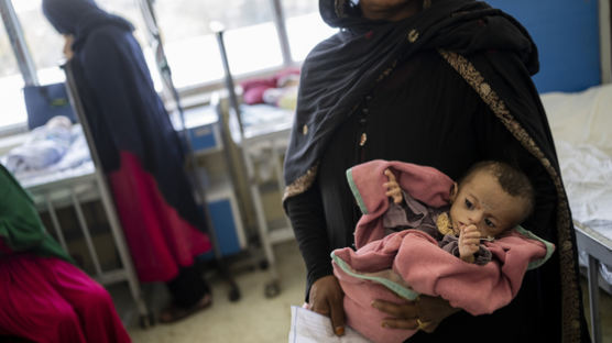 영양실조 200만, "약도 의사도 없다"…의료시스템 붕괴된 아프간