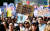 2017년 9월 4일(현지시간) 미국 LA에서 도널드 트럼프 정부의 ‘불법체류 청년 추방유예’(DACA) 폐지에 반대하는 행진이 열렸다. 한 참가자가 존 레넌의 노래(이매진) 가사가 쓰인 피켓을 들고 있다. [AP]