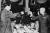 1946년 충칭에서 쌍십협정을 위한 회담을 하던 도중 항일전 승리 기념 연회에서 만나 건배하는 마오쩌둥(왼쪽)과 장제스. 사진=퍼블릭 도메인