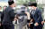 강윤성이 지난 8월31일 서울동부지법에서 열리는 영장실질심사에 출석하며 취재진의 마이크를 발로 차고 있다. 연합뉴스