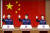선저우13호의 우주비행사로 선발된 3명이 손을 흔들고 있다. 왼쪽부터 예광푸, 자이즈강, 왕야핑. 연합뉴스