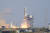윌리엄 섀트너와 탑승자 3명을 태운 블루오리진의 뉴 셰퍼드 로켓이 발사하고 있다. AP=연합뉴스