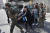 14일(현지시간) 레바논 수도 베이루트에서 시위 중 총격전이 발생해 레바논군 특수부대 병사들이 시민을 대피시키고 있다. AP=연합뉴스