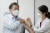 문재인 대통령이 15일 서울 국립중앙의료원 코로나19 중앙예방접종센터에서 코로나19 백신 추가 접종을 받고 있다. 뉴스1 