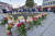 노르웨이 콩스베르그에서 벌어진 화살테러로 희생당한 이들을 위해 시민들이 메인 광장에 꽃과 양초를 가져다놓고 추모하고 있다. AP=연합뉴스