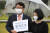 지난해 9월 서해상에서 북한군에 피살된 해양수산부 공무원의 유족(오른쪽)이 지난 8일 오후 서울 청와대 분수대 앞에서 해양경찰청장에 대한 형사고소 기자회견을 하고 있다. 연합뉴스