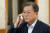 문재인 대통령이 15일 청와대 관저 회의실에서 기시다 후미오 일본 총리와 통화하고 있다. 사진 청와대
