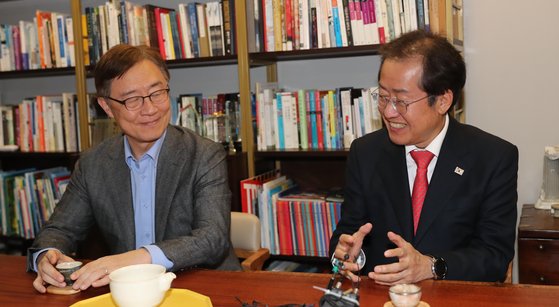 국민의힘 홍준표 대선 경선 후보가 16일 밤 국민의힘 대선후보 경선에서 탈락한 최재형 전 감사원장의 서울 양천구 목동 자택을 방문, 최 전 감사원장과이야기를 나누고 있다. 연합뉴스