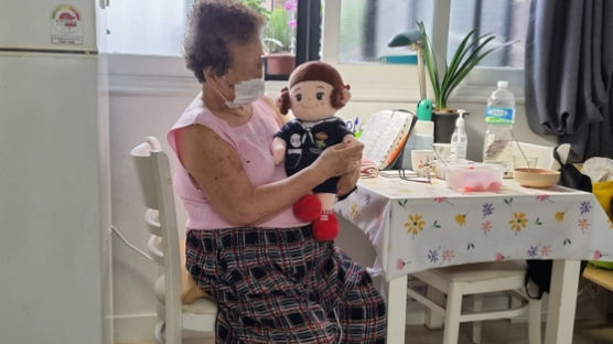 고립되는 홀몸 노인들…노래 불러주는 로봇·책 읽어주는 봉사자 등장