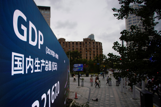 지난 16일 중국 상하이의 한 전광판에 중국 국내총생산 수치가 안내되고 있다.[로이터=연합뉴스]