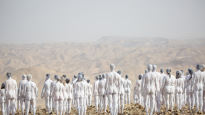 황야 위 기괴한 풍경…알몸에 흰페인트 칠한 200명, 무슨 일