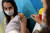 지난달 26일 이스라엘 예루살렘 시네마시티 단지 내클라리트 보건서비스 예방접종센터에서 한 여성이 부스터샷을 접종하고 있다. UPI=연합뉴스