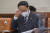 홍남기 경제부총리 겸 기획재정부 장관이 지난 6일 서울 여의도 국회에서 열린 기획재정부 국정감사에서 이마를 만지며 자료를 살펴보고 있다. 뉴스1