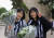 배구선수 이재영(왼쪽)·다영 쌍둥이 자매가 17일(한국시간) 그리스 테살로니키에 도착한 뒤 여자프로배구 PAOK 테살로니키 구단 관계자들의 환대 속에 기념사진을 찍고 있다. [PAOK구단 SNS 캡처]