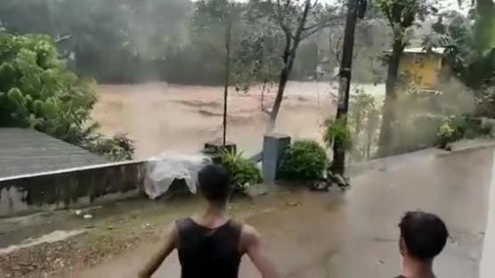 진흙더미가 삼킨 아이들… 印, 폭우로 최소 25명 사망[영상]