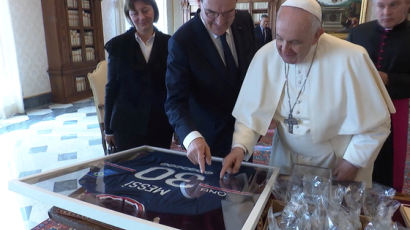 프랑스 총리 만난 교황이 받은 선물은…메시 ‘사인’ 유니폼