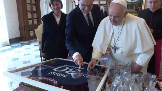 프랑스 총리 만난 교황이 받은 선물은…메시 ‘사인’ 유니폼