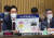 오세훈 서울시장(왼쪽) 19일 서울시청에서 열린 국회 행정안전위원회의 서울시에 대한 국정감사에서 국민의힘 의원의 '대장동 도시개발사업'에 대한 질의에 설명판을 들고 답하고 있다. [뉴스1]
