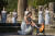 그리스 배우 산티 게오르기우가 18일 고대 올림픽 발상지인 그리스 올림피아에서 성화 채화 의식을 진행하고 있다. EPA=연합뉴스