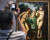 벨기에 박물관에 전시된 페레트 파울 루벤스의 '아담과 이브' 작품 앞에서 사진을 찍는 관광객. [중앙포토]