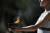 그리스 배우 산티 게오르기우가 18일 고대 올림픽 발상지인 그리스 올림피아에서 성화 채화 의식을 진행하고 있다. EPA=연합뉴스 