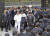 일본의 야쿠자 조직 구도카이의 보스 노무라 사토루(흰색 옷차림)가 경찰서에 유유히 출두하고 있다. 그는 지난 8월 사형선고를 받았다. 로이터=연합뉴스, 무단 전재-재배포 금지〉