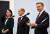 자유민주당 대표 크리스티안 린드너(오른쪽)가 15일 독일 베를린에서 열린 새정부 연정 가능성 탐색 회담을 마치고 성명을 발표하고 있다. 연합뉴스