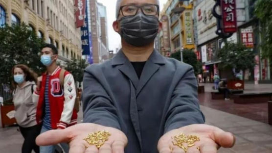 길거리에 ‘황금 쌀' 뿌린 中 예술가…2억뷰 얻고 비난 역풍