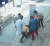인도에서 아기를 안고 통화하며 걷던 한 여성이 맨홀 아래로 빠지자 인근에 있던 시민들이 이들을 돕기 위해 모여들고 있다. [영국 데일리메일 캡처]