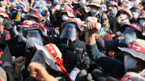 이중 마스크 vs 십자 차벽…민주노총 서대문 사거리 기습 집결