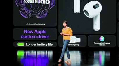 애플의 에어팟·맥북 신제품 공세에, 삼성 ‘뉴 갤플립’ 맞불