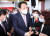 윤석열 전 검찰총장이 20일 대구시당에서 열린 국민캠프 대구 선대위 임명장 수여식에서 지지자들과 인사하고 있다. 연합뉴스