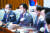 국민의힘 김기현 원내대표(왼쪽에서 두번째)가 같은 날 오전 국회에서 열린 국정감사 대책회의에서 모두발언을 하고 있다. 임현동 기자