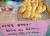 매일 아침 남해 ‘행복 베이커리’ 앞에 놓이는 빵. 등굣길 아이들이 하나씩 집어 간다. 손민호 기자 