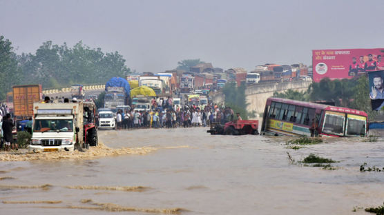 인도·네팔, 홍수 사망자 200여명…"코로나 이어 재앙 겹쳐"