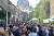 지난 9월 12일 영국 런던 동부의 한 꽃 시장에서 많은 사람들이 마스크를 벗은 채 걷고 있다. [AFP=연합뉴스]