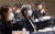 정은경 질병관리청장이 22일 오후 서울 서초구 엘타워에서 열린 단계적 일상회복을 위한 2차 공개토론회에서 정재훈 가천대 의과대학 교수의 주제 발표를 경청하고 있다. 뉴스1