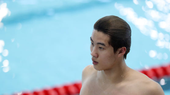'수영 괴물' 황선우, 월드컵 자유형 200m에서 역전 우승