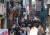 다음달부터 본격 시행되는 '단계적 일상회복(위드코로나)' 방역체계 전환을 앞둔 25일 오후 서울 명동 거리에서 점심식사를 하려는 시민들로 붐비고 있다. 연합뉴스