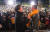 2012년 12월 18대 대선을 앞두고 문재인 민주통합당 후보(오른쪽)가 서울 광화문광장에서 유세를 하던 중 예정에 없이 깜짝 등장을 한 안철수 전 후보가 자신에 매고 있던 노란 목도리를 문 후보에게 둘러주고 있다. 중앙포토