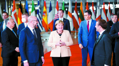 [사진] ‘굿바이 메르켈’ EU정상회의 작별 인사