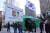25일 서울시청 앞 광장에서 우리공화당 관계자들이 박정희 전 대통령 추모 분향소를 설치하고 있다. 연합뉴스