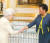 지난 20일 독립 55년 만에 바베이도스 첫 대통령에 선출된 샌드라 메이슨(오른쪽)이 2018년 3월 총독 임명 당시 영국 엘리자베스 2세 여왕을 만나고 있다. [영국 왕실 트위터 캡처]