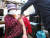 75세 이상 고령층 및 노인시설 이용자 대상 추가 접종이 시작된 25일 서울 동작구의 한 의원에서 어르신이 백신 주사를 맞고 있다. [연합뉴스]